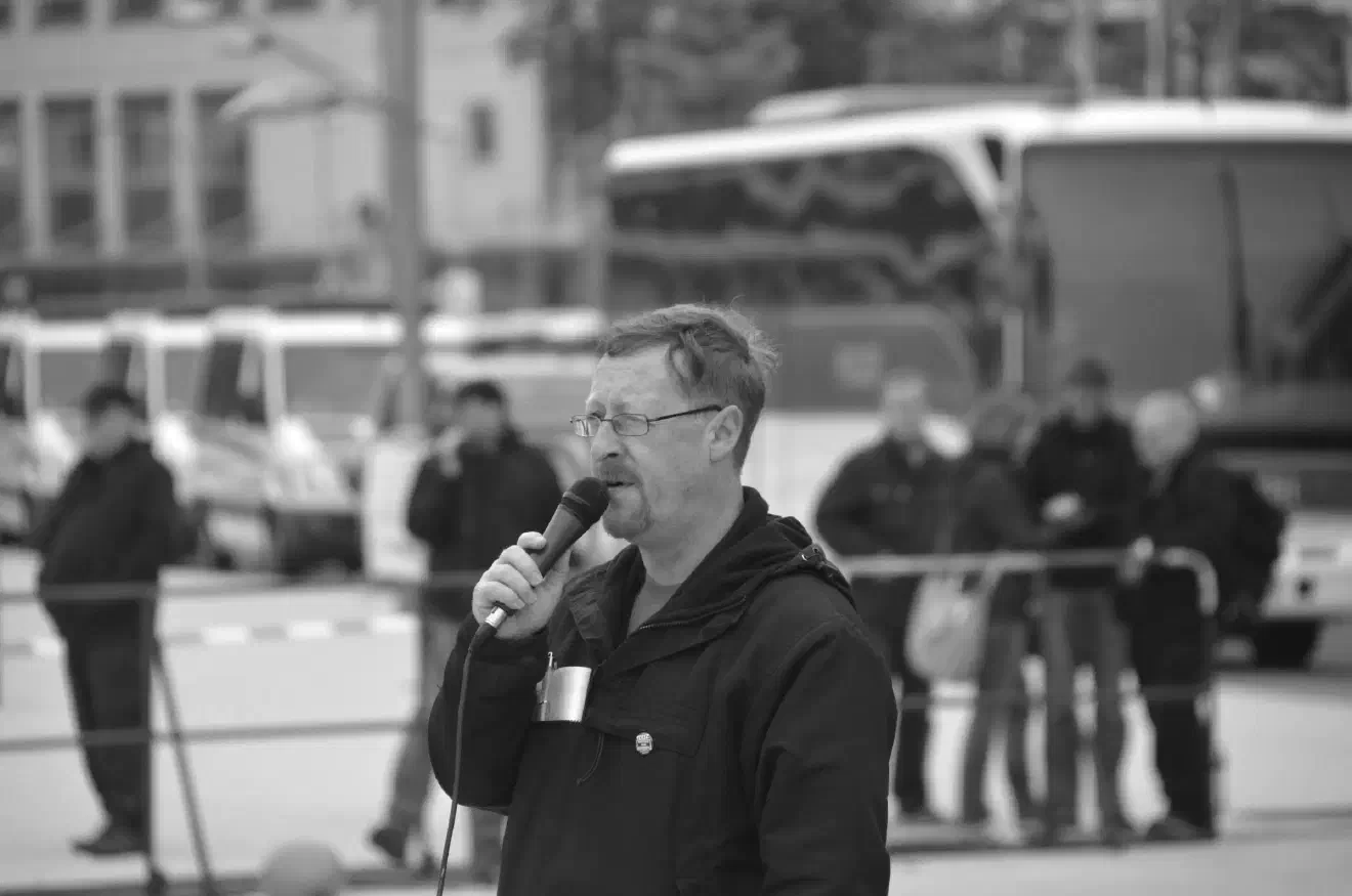 In den Folgejahren, auf den von ihm organisierten TddZ-Veranstaltungen in Hildesheim, Braunschweig und Wolfsburg, ließ Riefling es sich dann aber nicht nehmen selbst das Mikrofon zu ergreifen. 2017 in Karlsruhe wurde er jedoch auf Grund einschlägiger Vorstrafen nicht als Redner zugelassen.