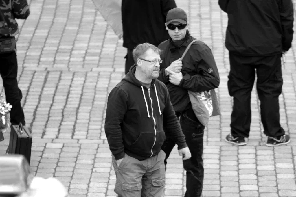 Dazu beigetragen hat sicherlich auch das polizeiliche Redeverbot, das Dieter Riefling bisher für alle Vorfeldveranstaltungen erhielt und das auch von den Gerichten nicht zurückgenommen wurde. Dies ist allerdings nicht das erste Mal, dass Riefling stummgeschaltet wurde. Bereits in der Vergangenheit untersagte ihm der damalige Landesvorsitzende der NPD Niedersachsen, Ulrich Eigenfeld, auf Parteiveranstaltungen zu reden. Und auch bei einer Saalveranstaltung Anfang Mai im Emsland wurde ihm von der Polizei ein Platzverweis erteilt.