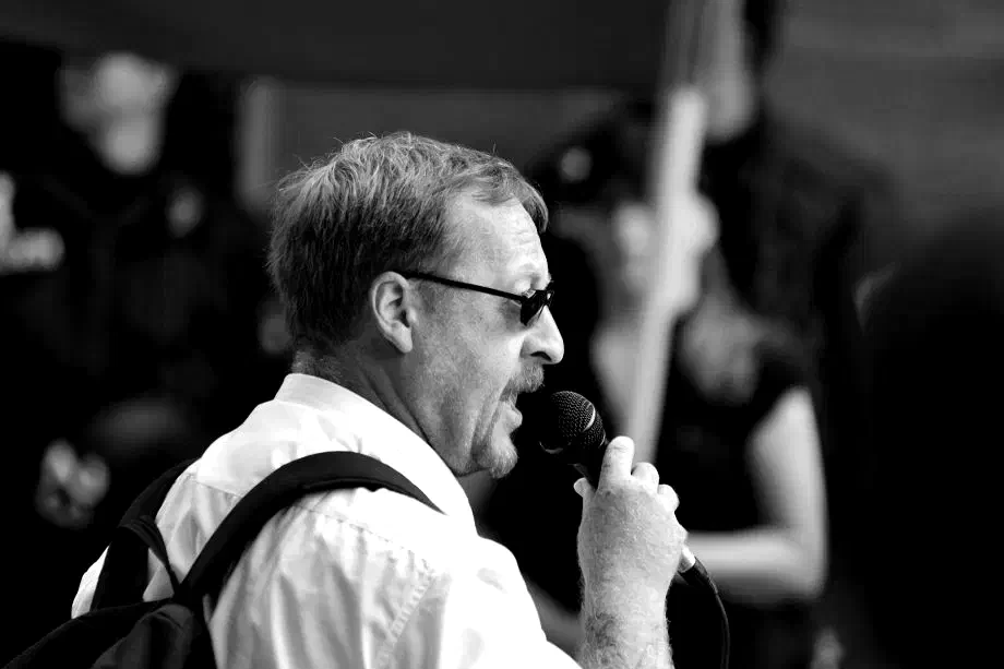 Dieter Riefling bei seiner Hetzrede in Bad Nenndorf 2013: „Ich sehe keine Problematik darin, diesen einen Finger abzuschneiden, dann haben sie immer noch neun Finger“. Professor Hajo Funke spricht von einer „furchtbaren Gewaltmusik“. Allerdings betont der Politikprofessor, dass die Rede Rieflings auch eine offenkundige Beschränktheit zum Ausdruck bringe. Es sind neben seiner Verurteilung wegen Volksverhetzung auch  solche Aussagen, die zu dem Redeverbot im Vorfeld des Tddz beigetragen haben.