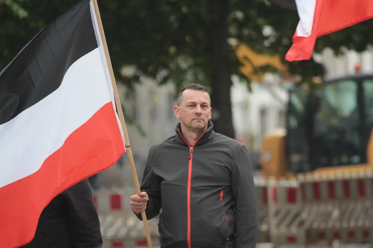 ... ,dass es sich bei dieser Kundgebung um mehr  als eine unliebsame Pflichtaufgabe handeln könnte.