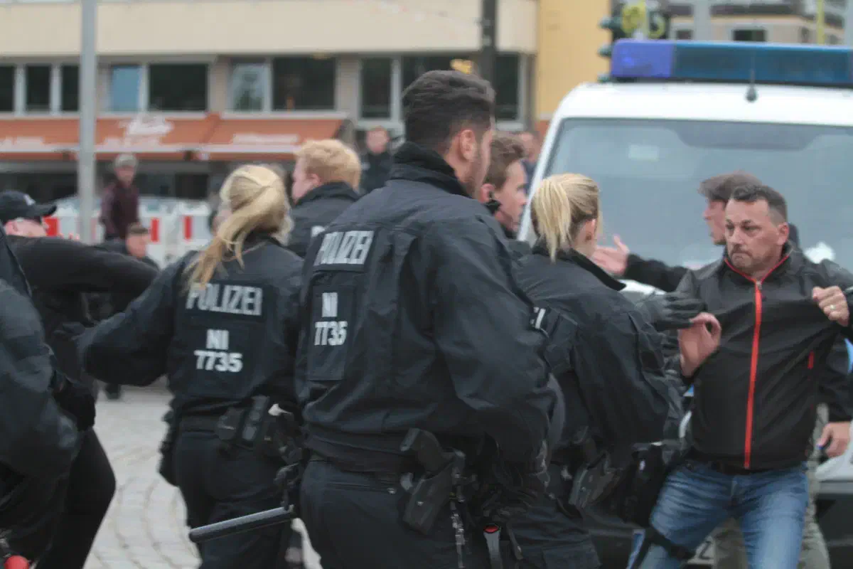 Besonders aggressiv gebährdete sich hierbei Carsten Dicty, der nur von mehreren Polizist*innen  an Übergriffen gehindert werden konnte.