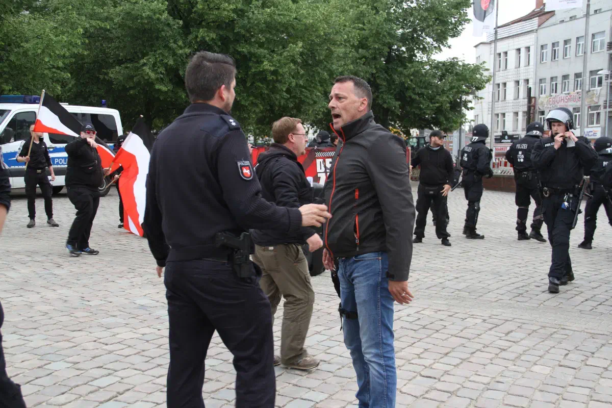 Auch als sich die Situation längst beruhigt hatte, versuchte  Dicty auf einen fotografierenden Zuschauer loszustürmen ...