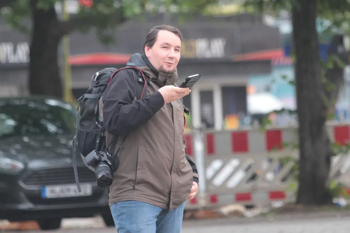 Auch Benjamin Krüger, der als Nächster zum Mikrofon griff,  war  zu Beginn seiner  Rede noch hörbar aufgeregt. Als Ex-Hannoveraner  (Krüger war Führungskader der verbotenen Kameradschaft "Besseres Hannover")  versuchte er sich an einer Analyse des Zustands der Landeshauptstadt.
