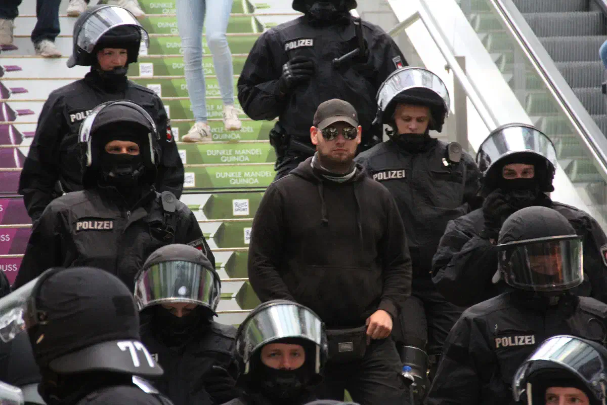  ... was dazu führte, dass auch der Kundgebungsteilnehmer, der nicht zu der Reisegruppe gehörte, erstmal mit auf den Bahnsteig geführt und dann unter immer noch starker Polizeipräsenz in sichere Entfernung zum Gegenprotest gebracht wurde.
