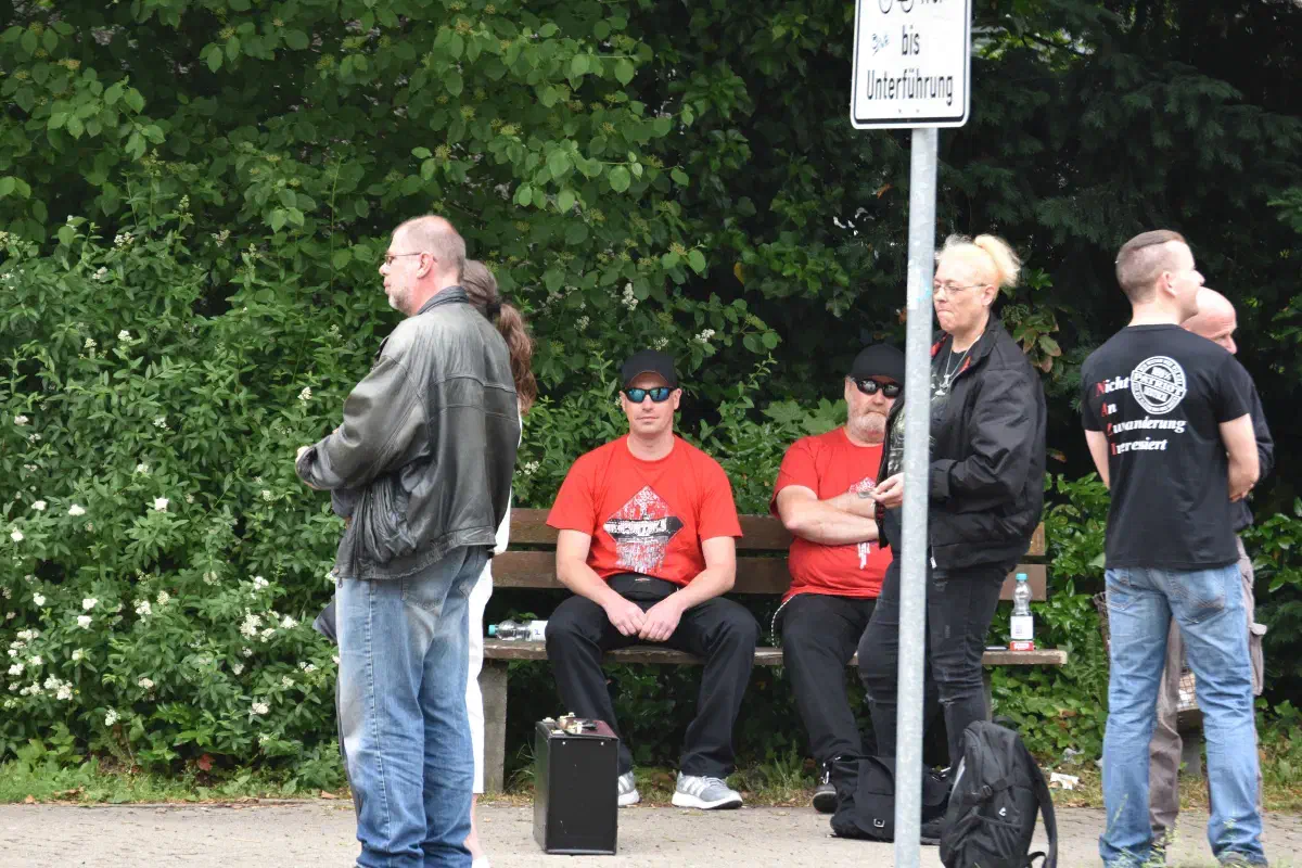 Bereits weit vor Veranstaltungsbeginn fanden sich die ersten Teilnehmer*innen der neonazistischen Demonstration am Auftaktort ein.