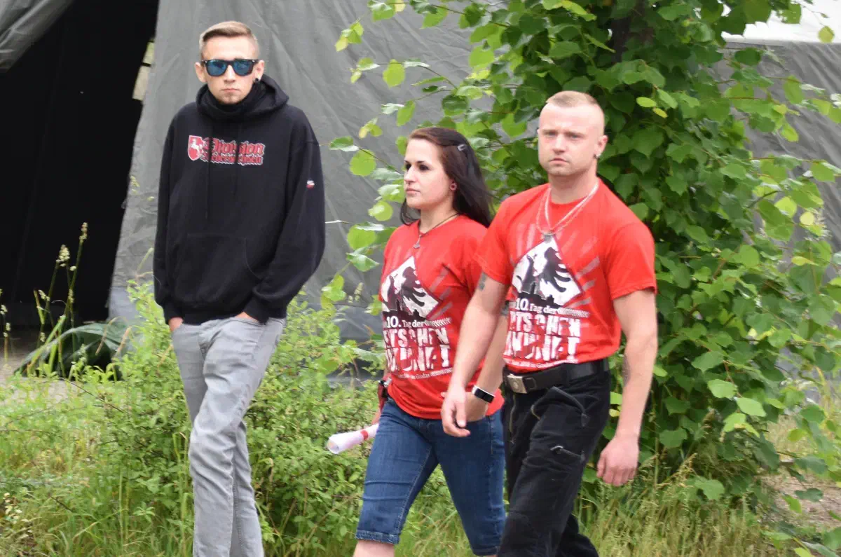 Anreisende Neonazis wurden vereinzelt von der Polizei in einem eigens dafür aufgebauten Zelt durchsucht.