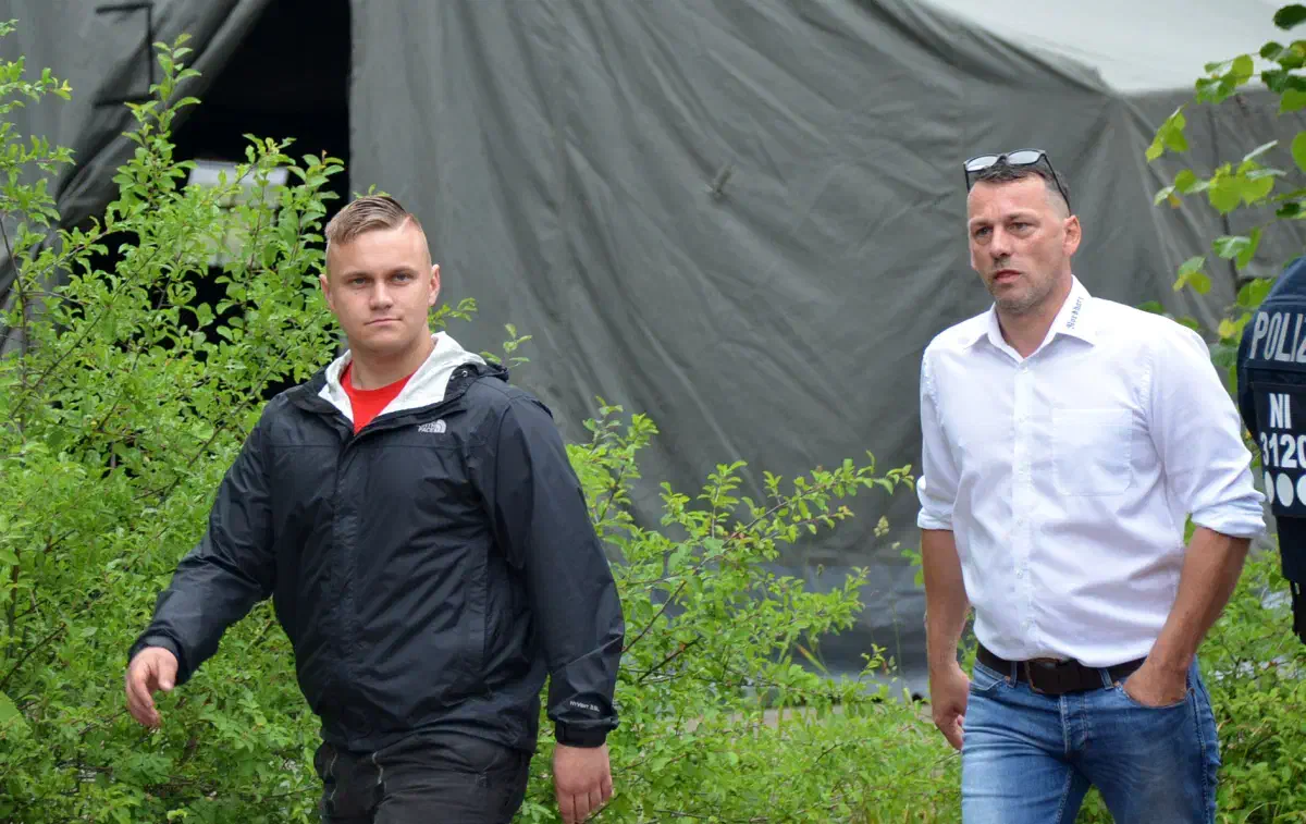Die Organisator*innen um Joost Nolte (links im Bild) und Carsten Dicty nahmen das Durchsuchungszelt persönlich in Augenschein.