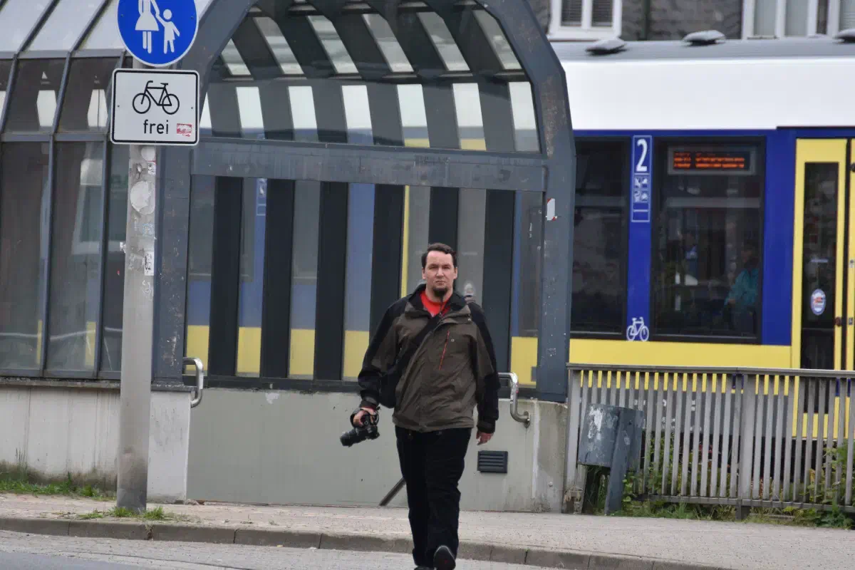 Benjamin Krüger, ehemaliges Mitglied der verbotenen Kameradschaft "Besseres Hannover", auf dem Weg zurück zur Neonazidemonstration, nachdem er versuchte, Gegendemonstrant*innen abzufotografieren.