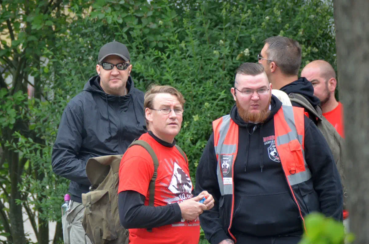 Rechts im Bild: Sören Surdyk, den es nach einer Haftstrafe ebenfalls in die Region Nordharz verschlug. Surdyk ist seit kurzem für den neonazistischen Sanitätsdienst "Nordland" aktiv.