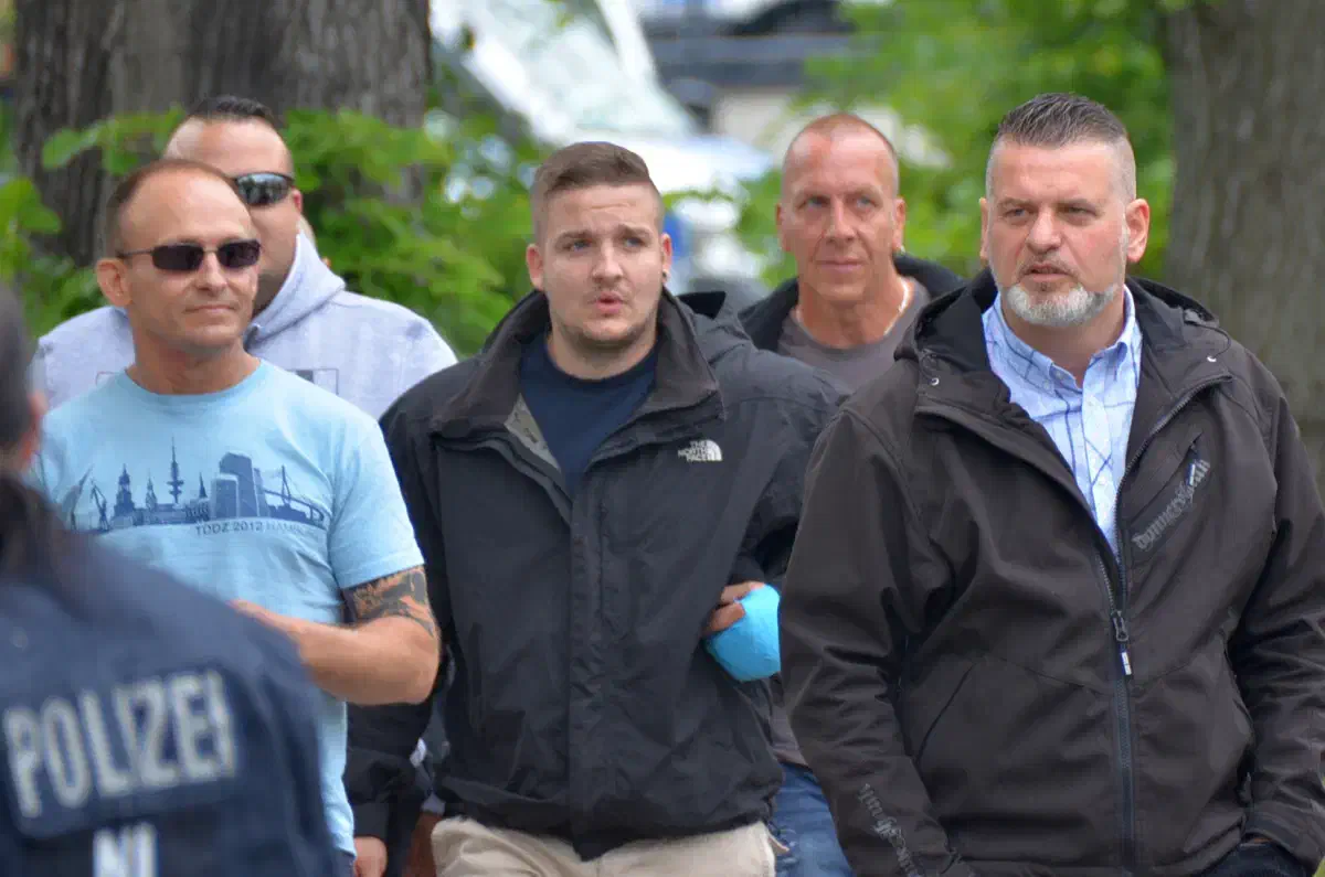 Rechts im Bild: Thorsten Heise, NPD- und Kameradschaftsfunktionär aus Fretterode (Eichsfeld). Heise geriet in die Schlagzeilen, als von seinem Grundstück aus ein heftiger Angriff auf anwesende Journalist*innen erfolgte. Einer der Hauptverdächtigen ist der NPD-Funktionär Gianluca Bruno (Bildmitte)