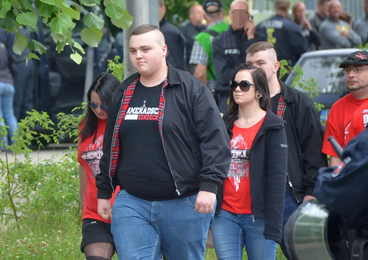 Auch regionale Kleinststrukturen reisten nach Goslar, hier Vertreter*innen der "Kameradschaft Einbeck" um Maurice Brosenne