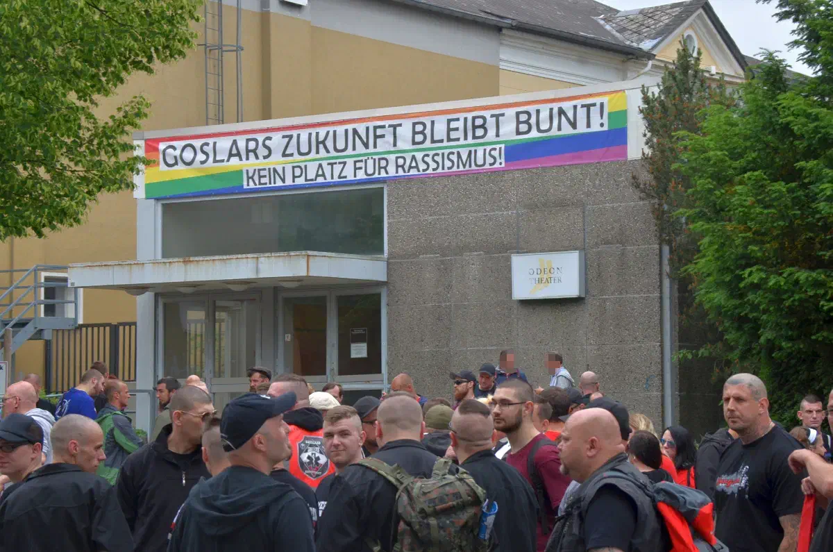Die Neonazis fanden sich unfreiwillig unter einem Protestbanner zusammen.