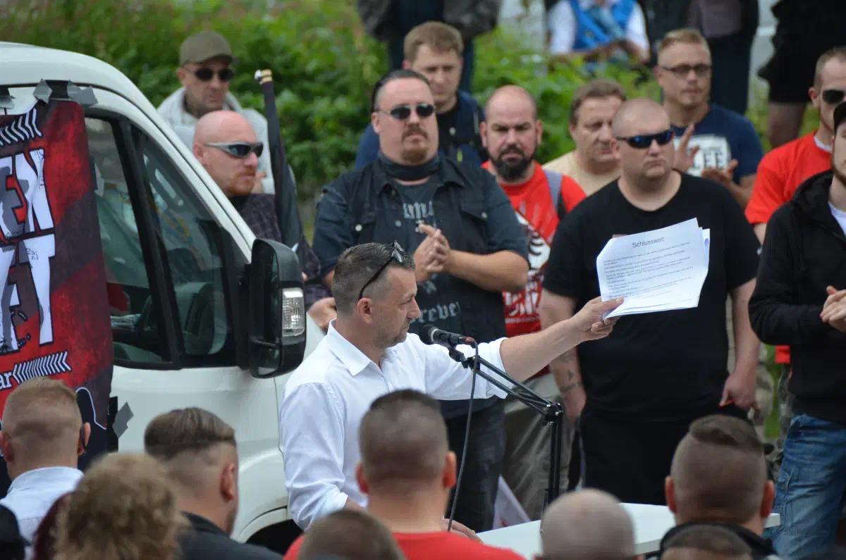 Dictys Versuch, Parolen vorzugeben und für Stimmung zu sorgen, schlug gründlich fehl. Die Reaktion des Publikums lässt sich mit "peinlich berührt" treffend beschreiben.