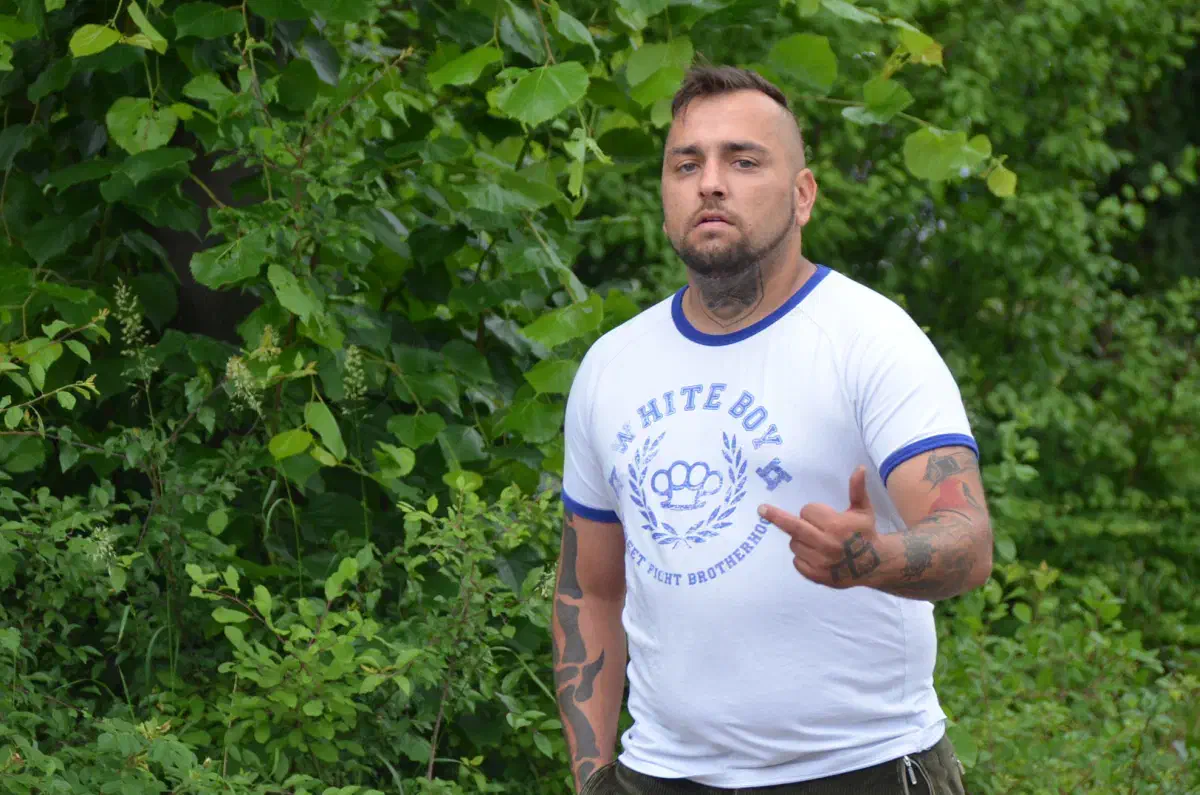 Marcel Kretschmer aus Thale (Sachsen-Anhalt) kam bereits schwer alkoholisiert in Goslar an. Im Anschluss an die Demonstration wurde er kurzzeitig in Gewahrsam genommen, weil er vor den Augen der Polizei den verboteten Hitlergruß zeigt. Kretschmer ist Kandidat für die Neonazipartei "Die Rechte" zur kommenden Europawahl.