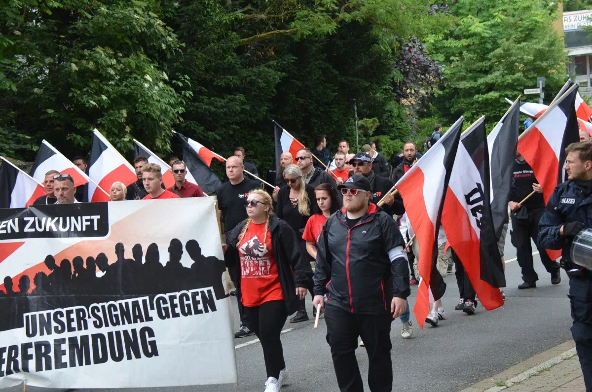 Um den kleinen Aufmarsch eindrucksvoller und länger erscheinen zu lassen, wurden Dreierreihen gebildet.