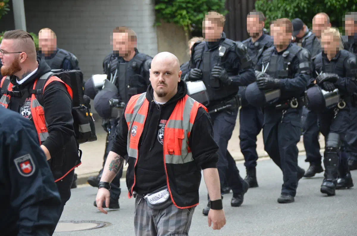 Der Wilhelmshavener Neonazi Jens-Malte Hillers, eigentlich eher Spezialist für Körperverletztung statt für Erste Hilfe, tritt nun ebenfalls als "Nordland"-Sanitäter in Erscheinung.