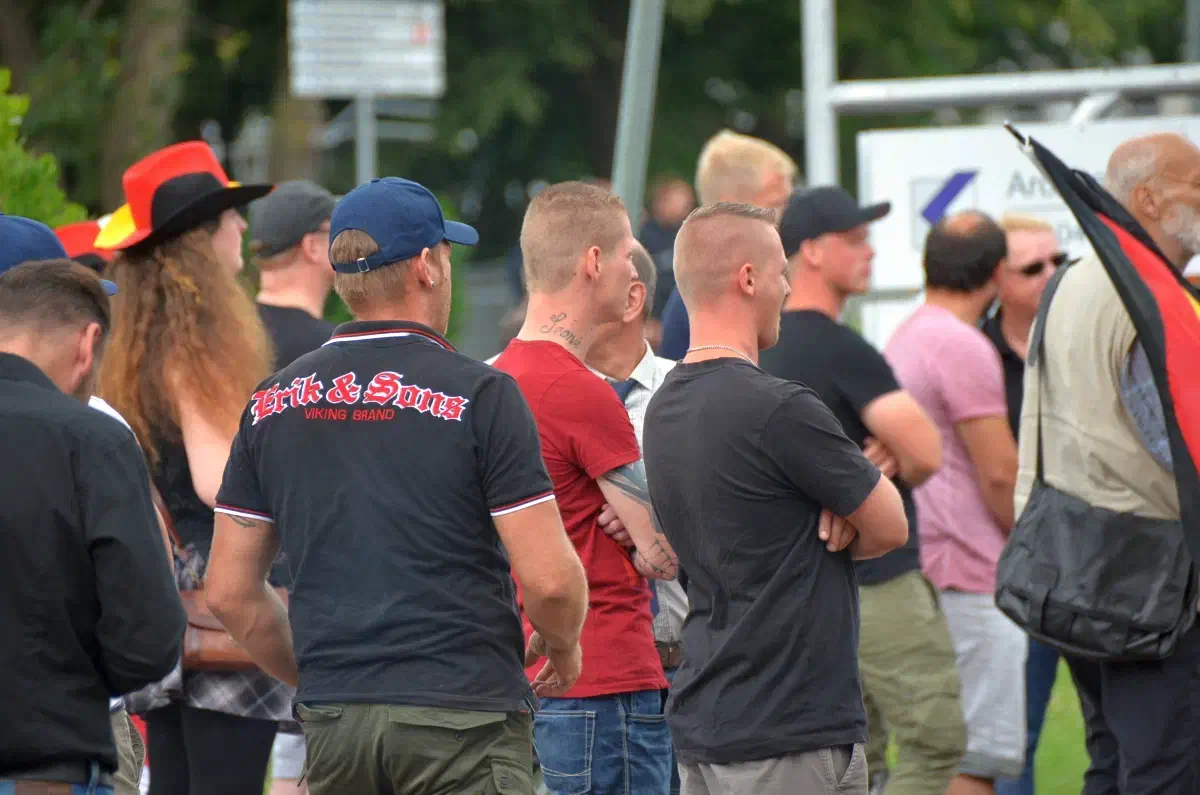 Dieser  Versammlungsteilnehmer  trug  ein  Shirt  der  Marke  "Erik  &  Sons".  Dieses  Label stammt  explizit  aus  der  Neonaziszene.