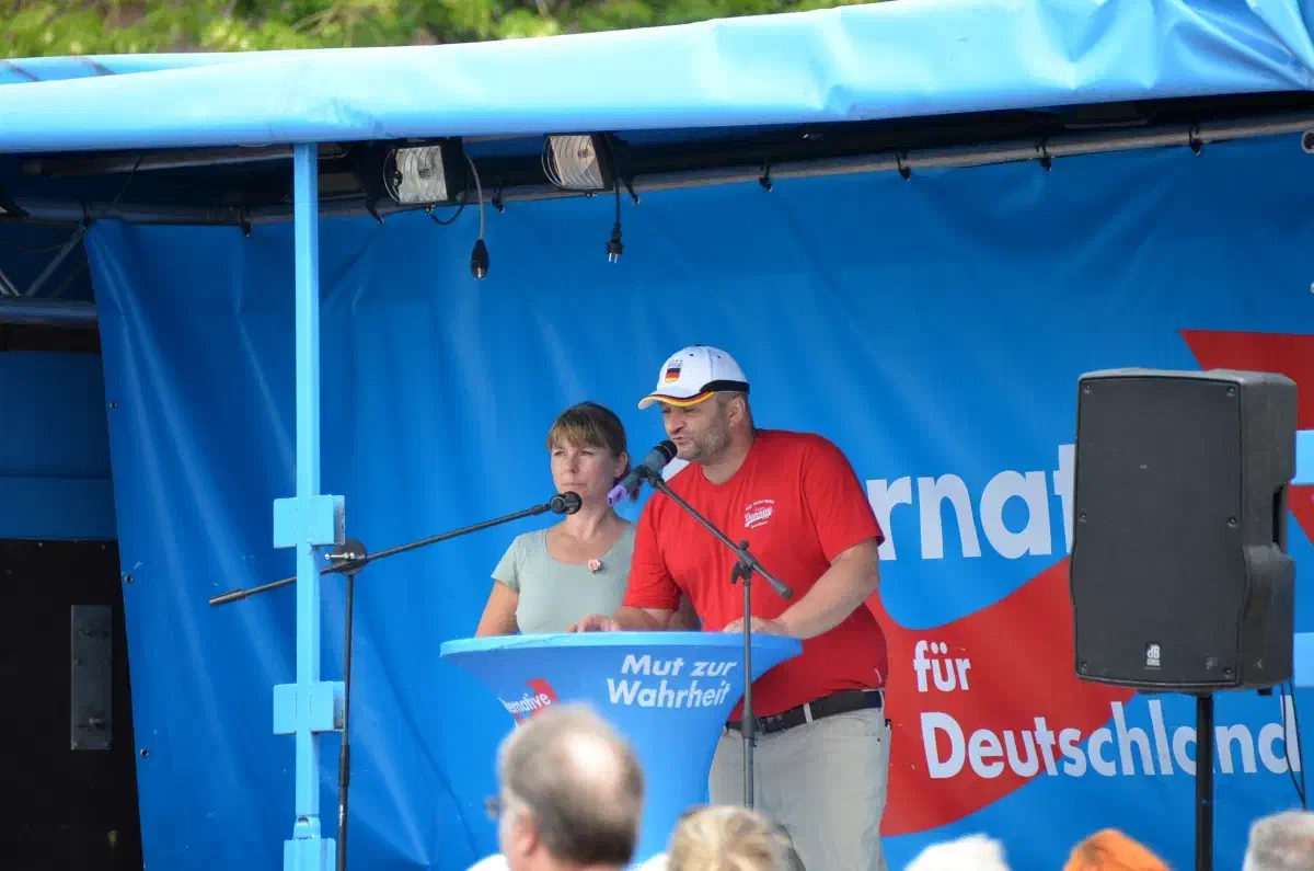Ina Raabe aus Leer ist ebenfalls AfD-Mitglied. Sie hat den "Frauenmarsch Niedersachsen" ins Leben gerufen und sich auch an der Organisierung der nun in Papenburg stattgefundenen Veranstaltung beteiligt. Möglicher Organisator war zudem der Papenburger AfD-Lokalpolitiker Jens Schmit, hier am Mikrophon.