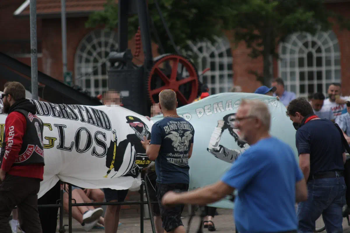 Direkt an der Absperrung protestierten Antifaschist*innen.