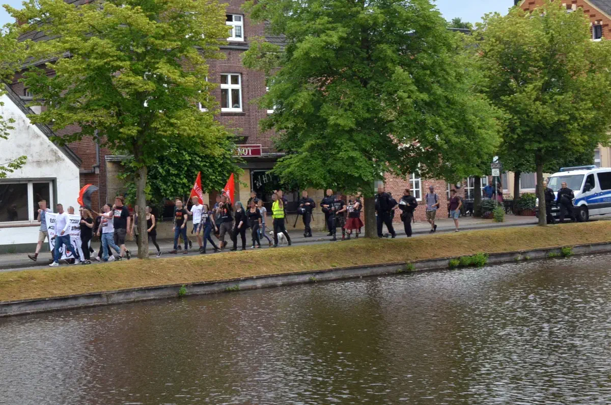 Nachdem die Kundgebung der AfD bereits begonnen hatte, erschien eine Gruppe Gegendemonstrant*innen auf der anderen Kanalseite und sorgte für weiteren sicht- und hörbaren Protest.