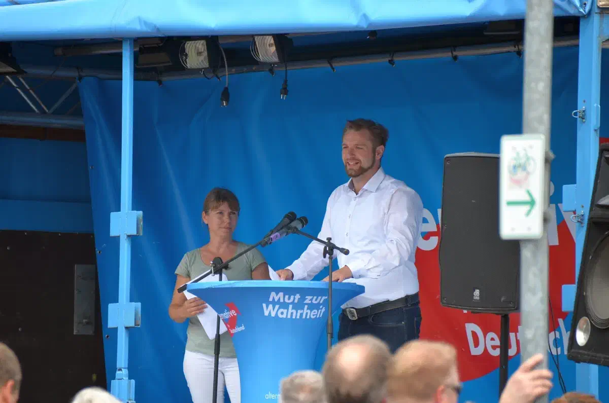 Der erste Redner war Sascha Bothe aus Amelinghausen (Landkreis Lüneburg). Bothe, ein überläufer von der CDU, sitzt ebenfalls für die AfD im niedersächsischen Landtag.