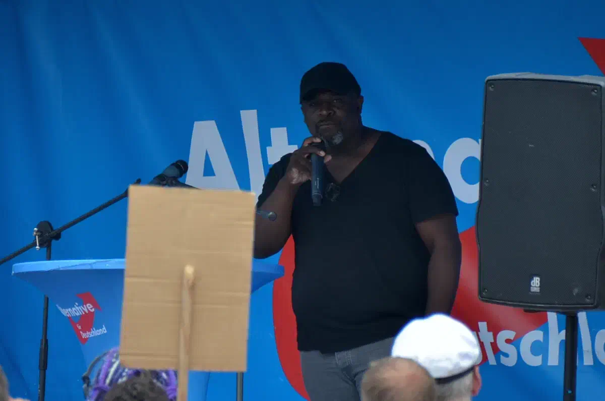 Prominentester Redner war Serge Menga aus Essen, der allerdings nicht bei allen Kundgebungsteilnehmer*innen gut ankam.
