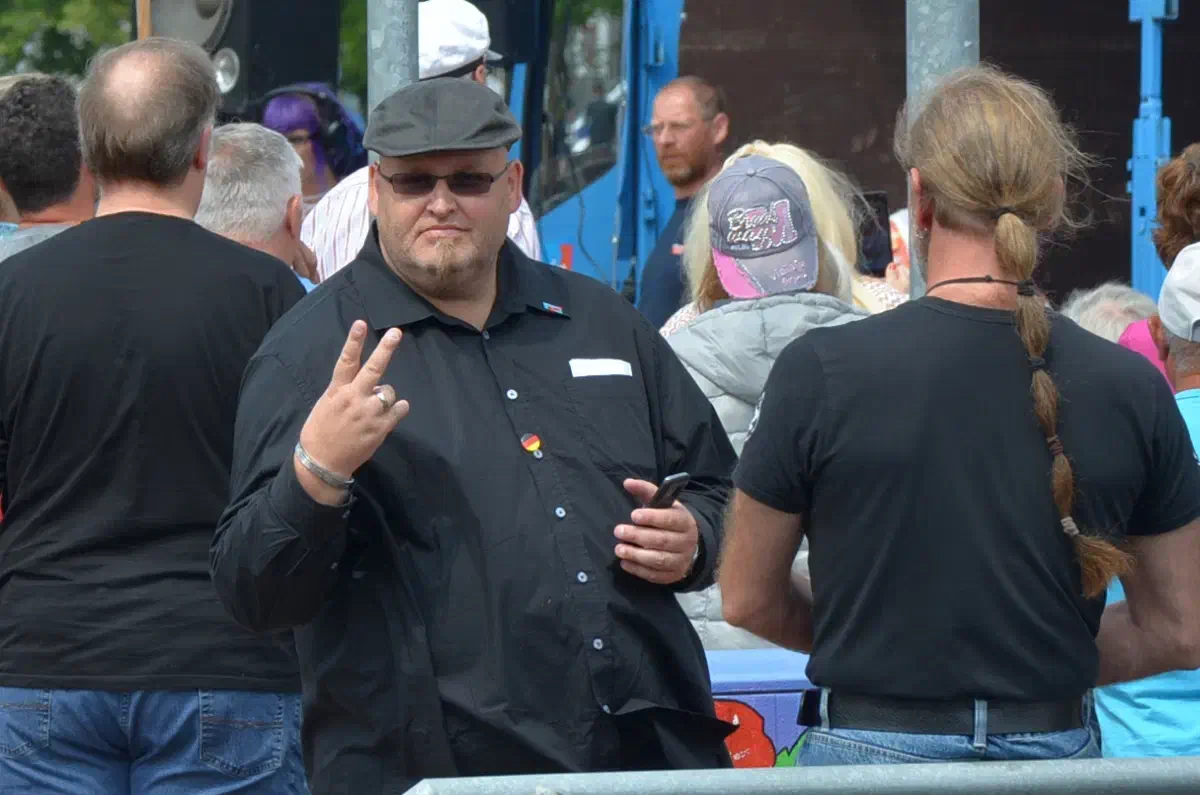 Frank Appeldorn aus Wilhelmshaven wird ebenfalls der dortigen "AfD Initiativgruppe" zugerechnet. Appeldorn ist wegen Volksverhetzung verurteilt, weil er als Betreiber verschiedener Facebookseiten (unter anderem "WILGIDA" und mehrerer "nein zum Heim"-Seiten) volksverhetzende Inhalte veröffentlichte.