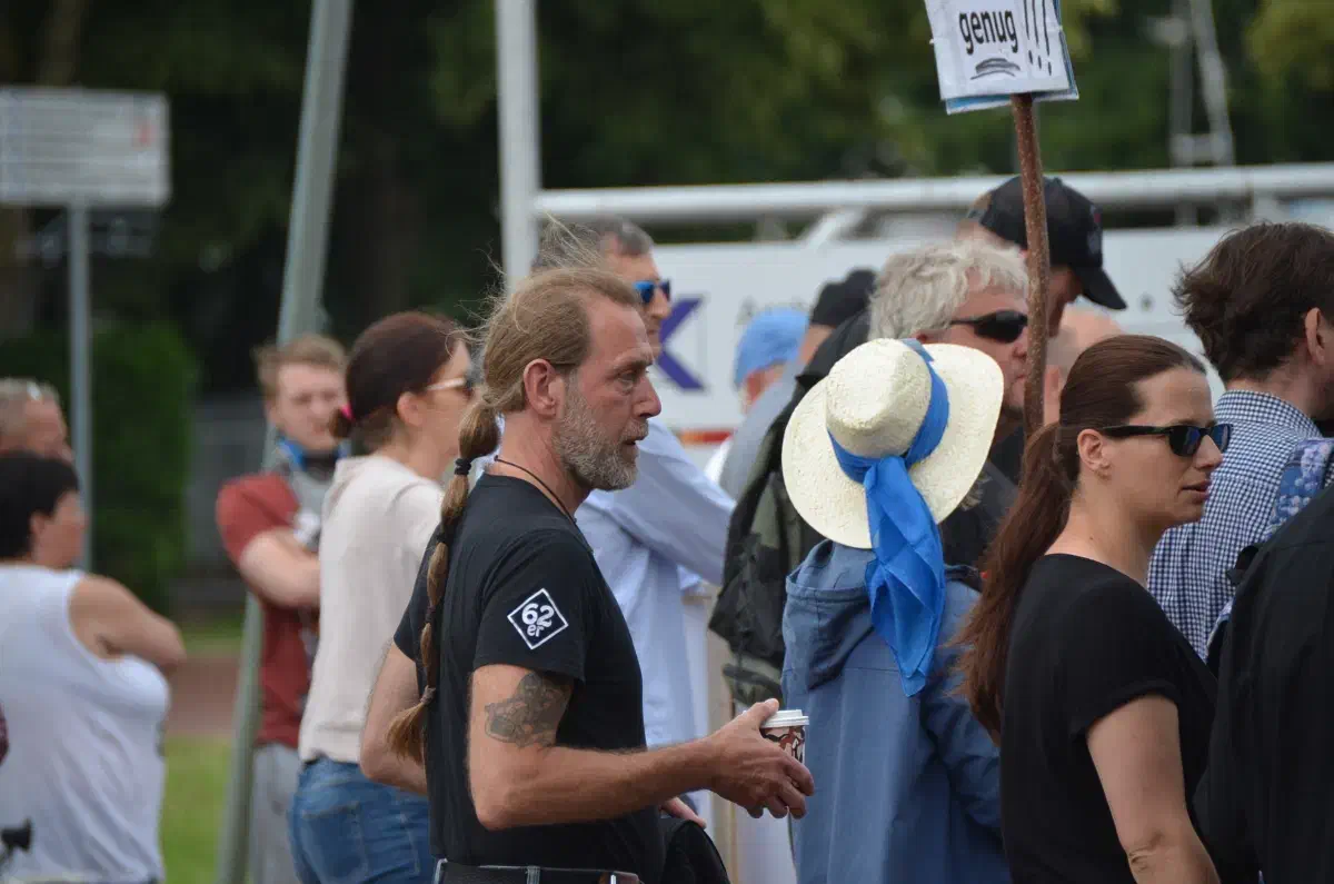 Auch Mirco Danner aus Wilhelmshaven nahm an der Kundgebung teil. Danner trat für die AfD zur Kommunalwahl 2016 an und ist nun ebenfalls Teil der radikalen "AfD Initiativgruppe Wilhelmshaven".