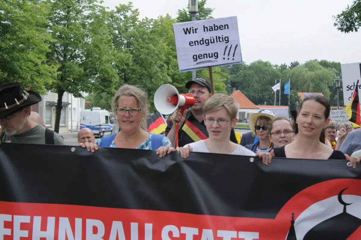 Die Demonstrationsteilnehmer*innen sangen unter anderem das Lied "die Gedanken sind frei". Ein Liedgut, das heutzutage auch gern von Neonazis genutzt wird, in Anspielung auf Straftatbestände wie Volksverhetzung oder Verwendung von Kennzeichen verfassungswidriger Organisationen.