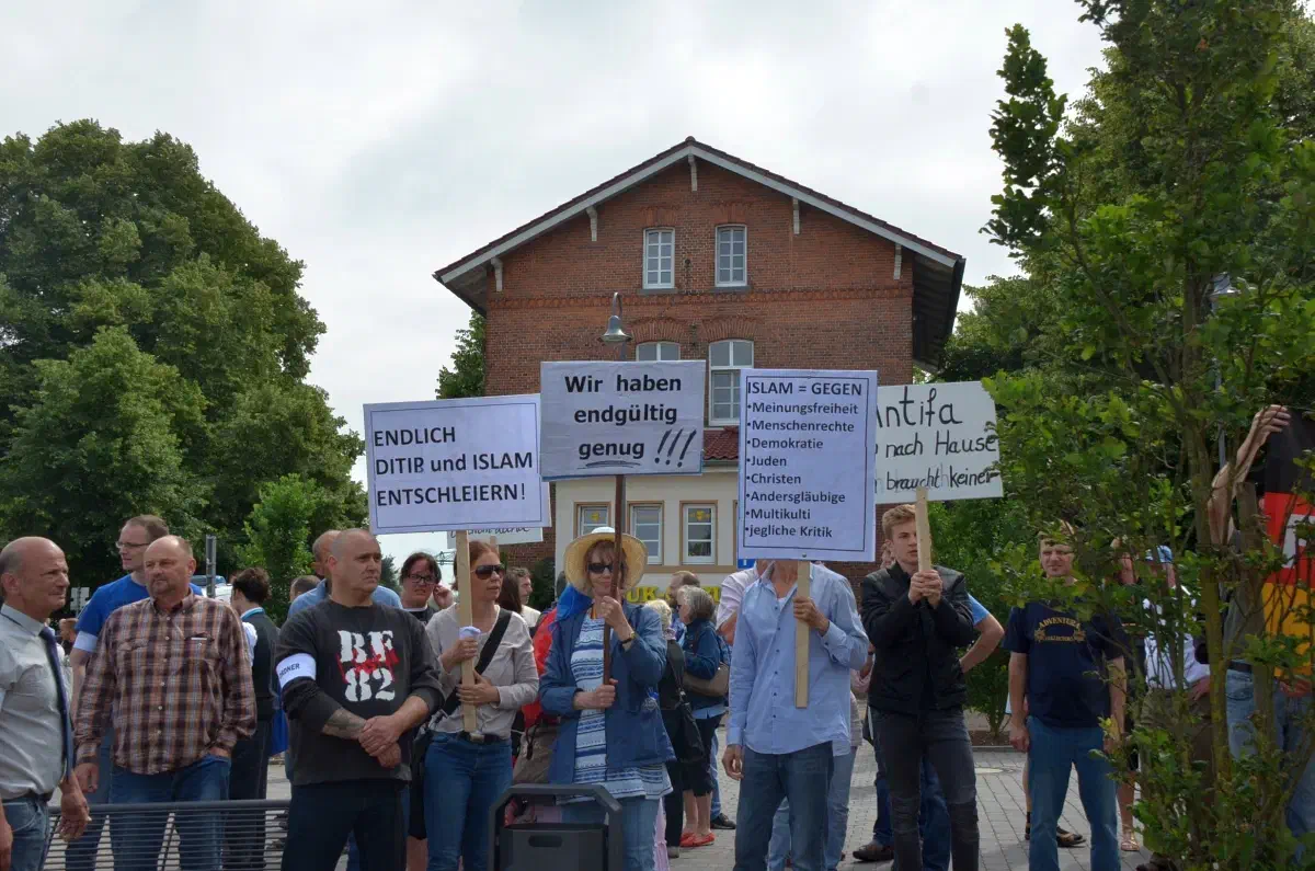 Die kurze Demonstration endete am Papenburger Bahnhof, wo die AfD-Sympathisant*innen von Gegendemonstrant*innen in Empfang genommen wurden.