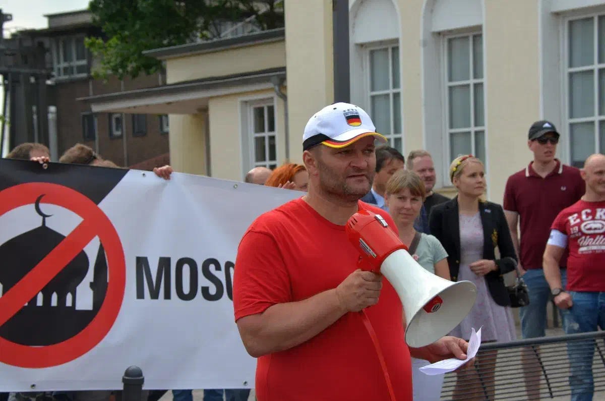 Vor Ort ergriff Jens Schmitz per Megaphon noch einmal das Wort.