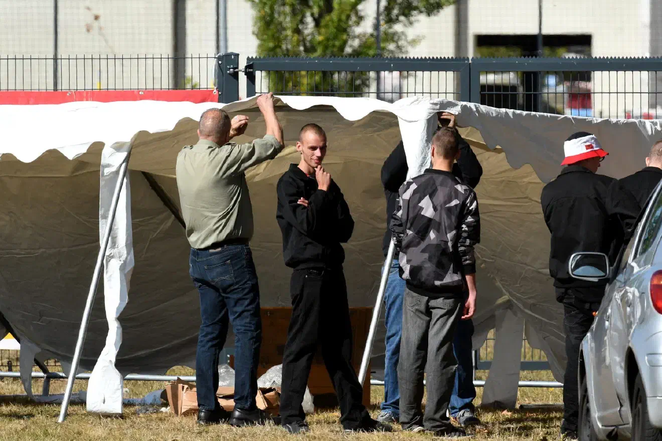 Die "Arische Bruderschaft" agiert im Umfeld des Thüringischen NPD-Landesvorsitzenden Thorsten Heise und gilt wie "Blood & Honour" (im Jahr 2000 verboten) und "Combat 18" als organisatorisches Netzwerk der "White-Power Musikszene".
