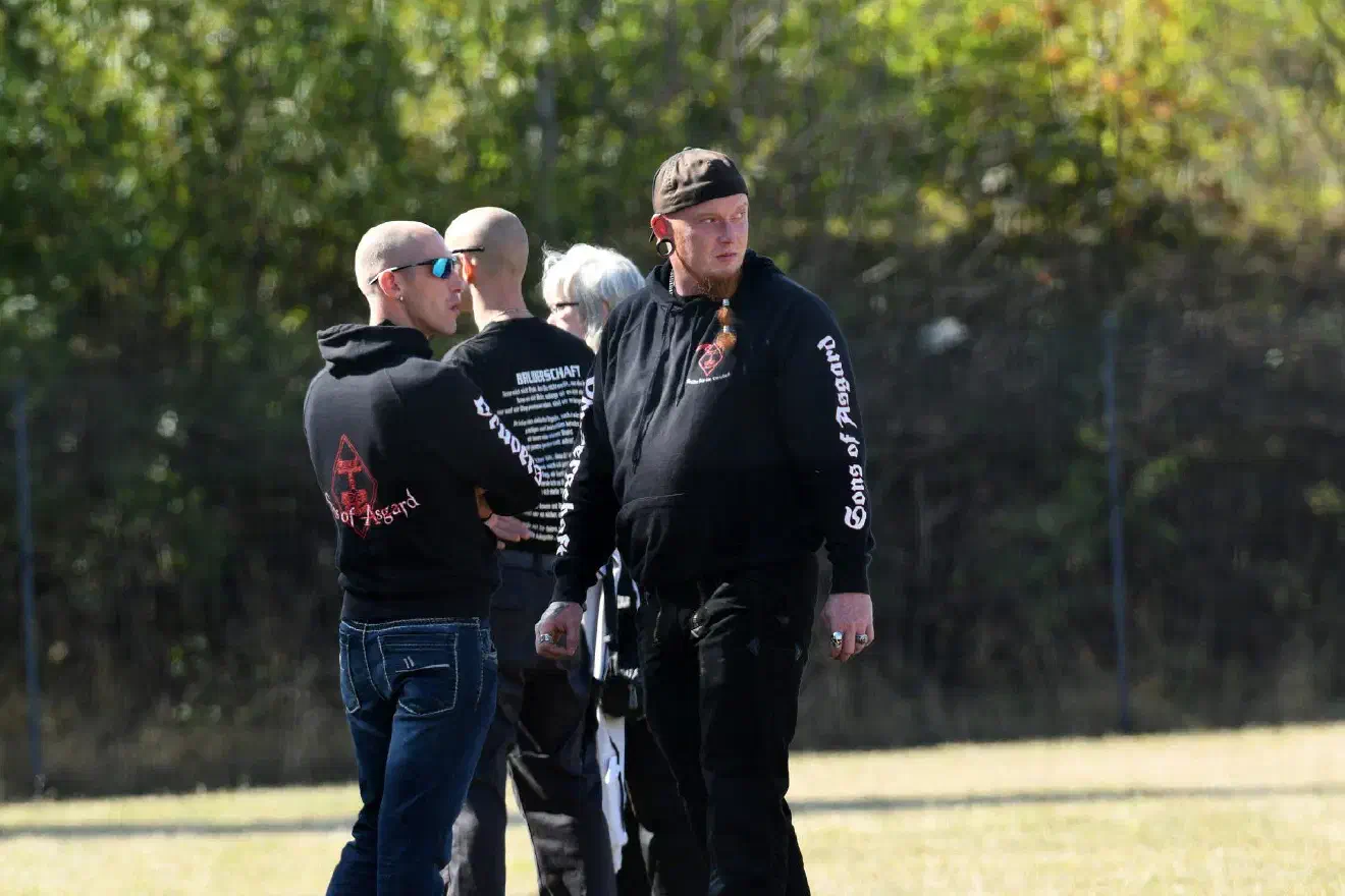 Mitglieder der Neonazigruppierung "Sons of Asgard" (SoA). Die Gruppierung bezeichnet sich als "Bruderschaft" und orientiert sich am Habitus organisierter Motorradgruppen insbesondere den sogenannten Outlaw MC's.