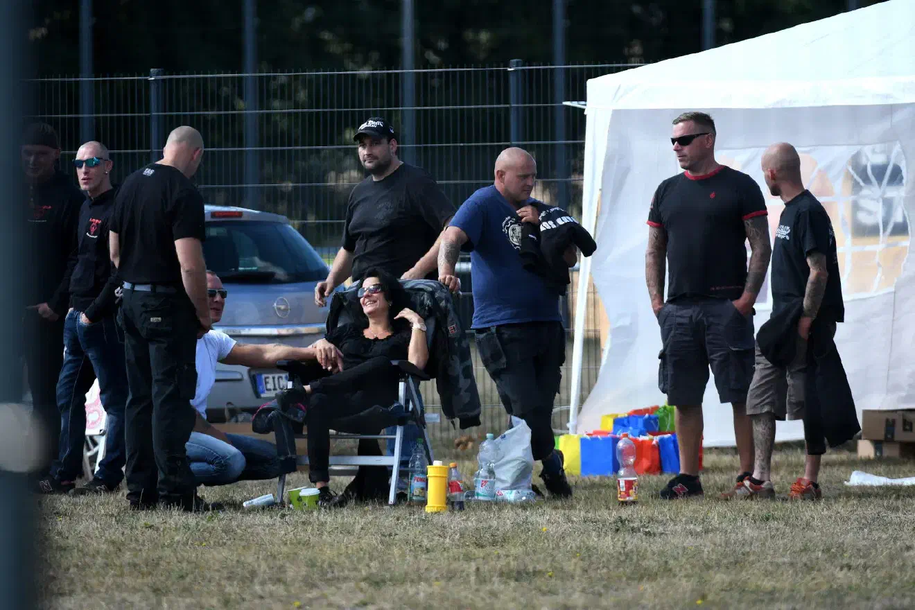 Auch die Liste der angekündigten Redner*innen wurde im Vergleich zu den Vorjahren deutlich abgespeckt. Lediglich Martin Lopotsch (NPD-Kreisvorsitzender Eichsfeld), Matthias Fiedler (NPD Eichsfeld), Gianluca Bruno (Mitglied im Landesvorstand der NPD Niedersachsen) sowie Antje Mentzel-Karnatz (Bundesvorsitzende des "Rings Nationaler Frauen" (RNF) innerhalb der NPD) waren im Vorfeld als Redner*innen angekündigt. Thorsten Heise fehlte hingegen auf der Rednerliste.