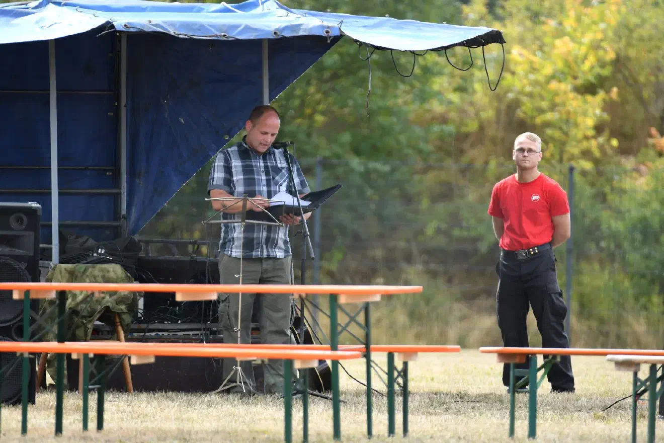 Marco Borrmann von der "Kameradschaft Northeim" beim Verlesen der Auflagen.