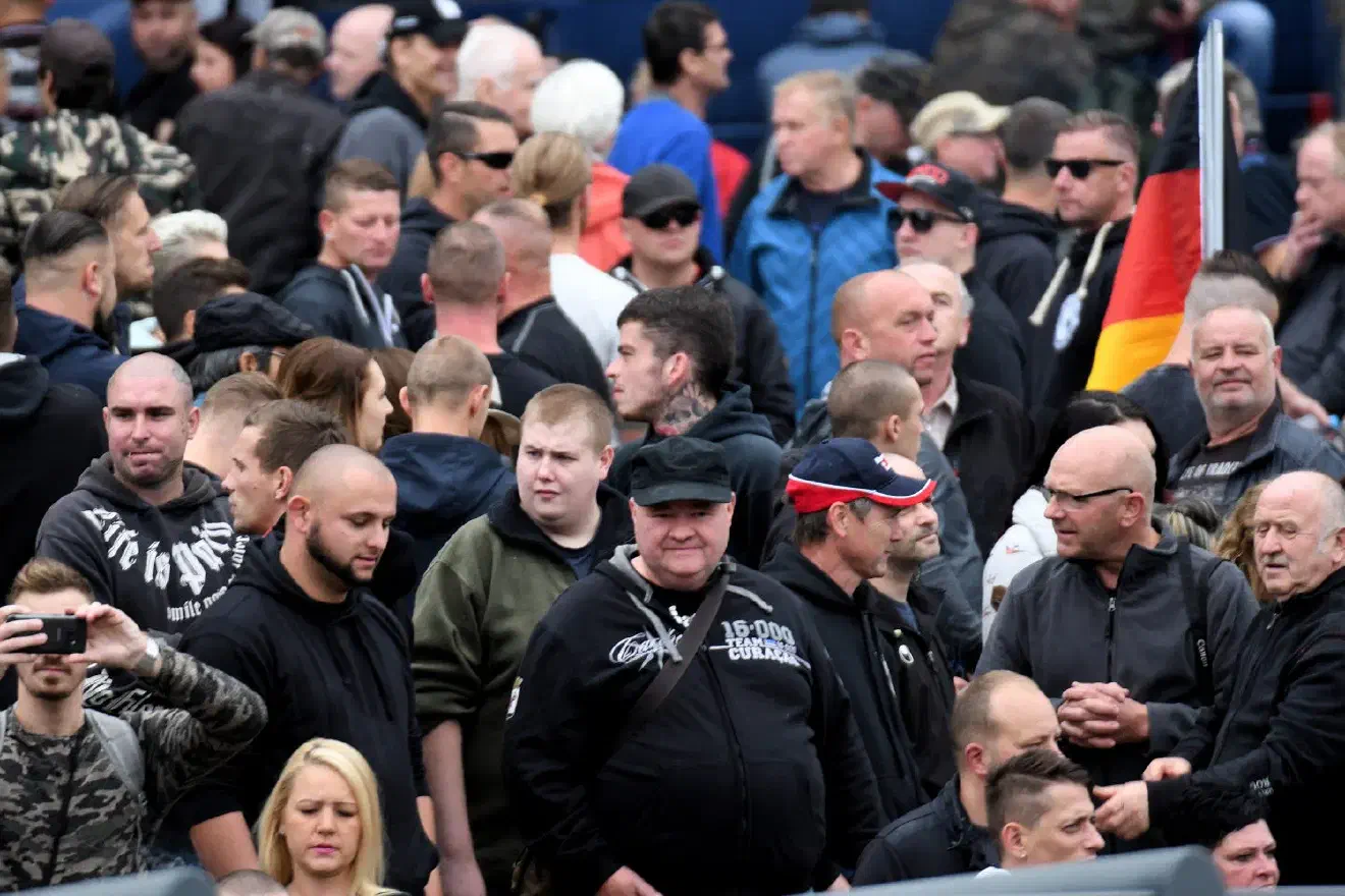 Nach einem tödlichem Messerangriff auf den 35-jährigen Daniel H. am vergangenem Sonntag versuchen Rechtspopulisten und Neonazis die Tat für die eigenen Zwecke zu instrumentalisieren.