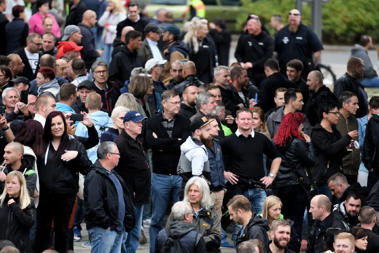 In den vergangenen Tagen kam es immer wieder zu Zwischenfällen. Am Montag, den 27.08.2018 marschierten etwa 1000 Neonazis, Rechtspopulisten und Rechtsradikale durch Chemnitz. Es kam zu Hetzjagden auf Migrant*innen.
