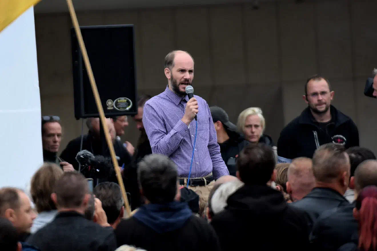 Als Chef von "PRO Chemnitz" tritt der 41. jährige Martin Kohlmann in Erscheinung. Der Fachanwalt für Strafrecht agierte zuvor in den Reihen der rechtsradikalen "Republikanern" (REP).