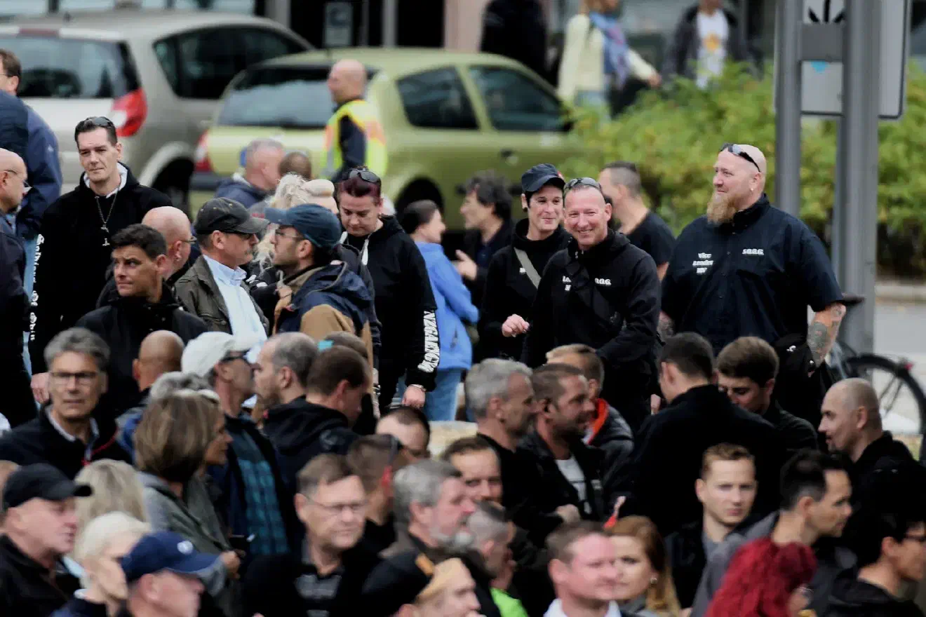 Dem Aufruf der Veranstalter*innen folgten auch Neonazis aus den Strukturen der sogenannten "Soliders of Odin Germany" (S.O.O.G.) Die Organisation wird von den Sicherheitsbehörden beobachtet. Die "Soliders of Odin" (S.O.O.) wurden ursprünglich in Finnland gegründet und agieren als neonazistische Bürgerwehr. 