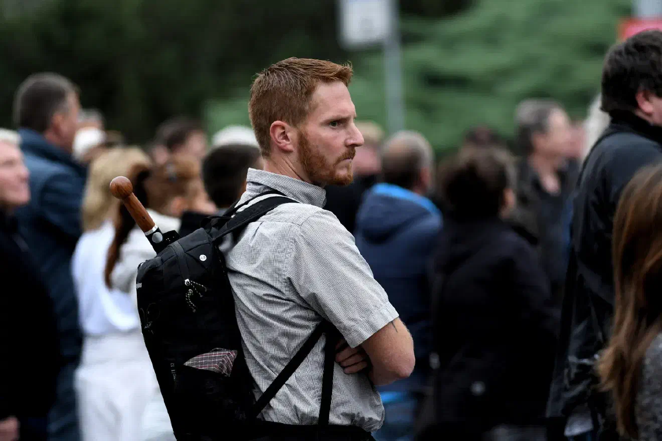 Auch etliche Anhänger*innen der militanten Neonaziszene mobilisierten, wie bereits am vergangenen Montag, nach Chemnitz. Unter ihnen befand sich auch Christian Fischer. Der ehemalige Aktivist der verbotenen "Heimattreuen Deutschen Jugend" (HDJ), und der NPD-Jugendorganisation "Junge Nationaldemokraten" (JN) gehörte 200 7 zu den Mitorganisatoren eine sogenannten "Rasseschulung" der HDJ bei der bereits Kleinkinder teilnahmen. 