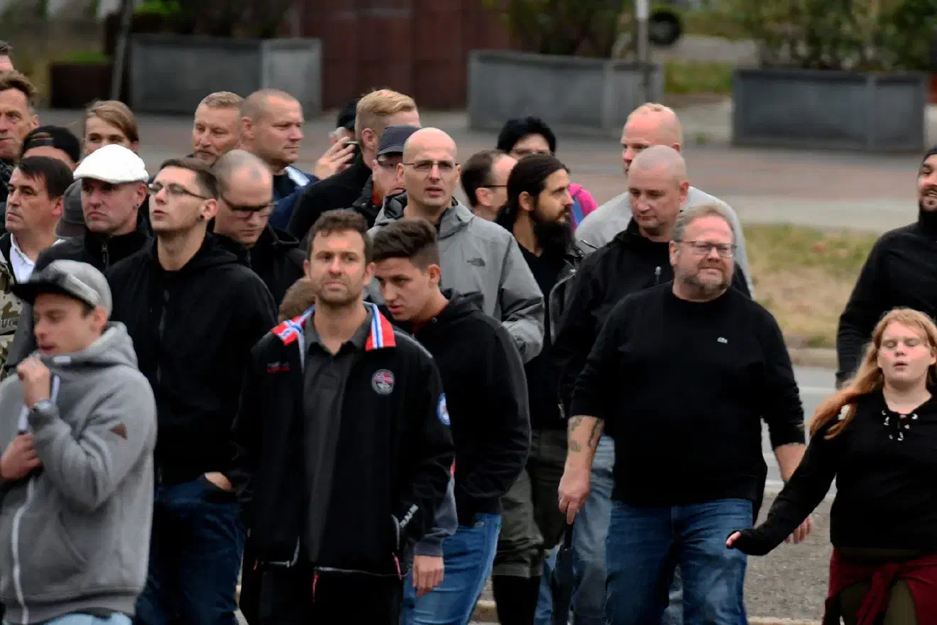 Bildmitte: der frühere Betreiber des neonazistischen Labels "PC-Records" Yves Rahmel. 