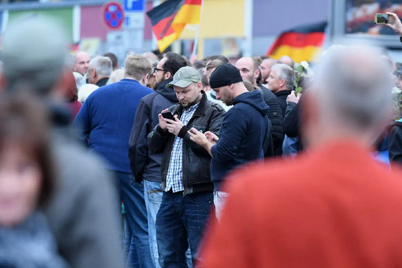 Die "Greiftrupps" der Neonazis koordnierten sich dabei über Smartphones.