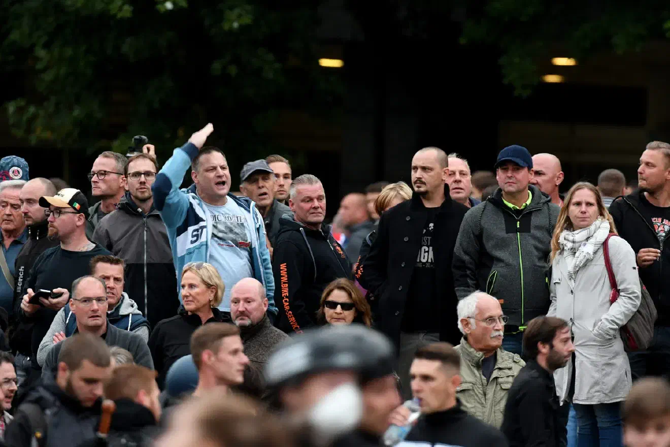 Ziel war es das Gemisch von Rechtspopulisten und Neonazis zum Angriff auf die Gegenproteste zu animieren. Ein Durchbruchsversuch durch die Polizeiabsperrung wurde daraufhin besprochen und vorbereitet.
