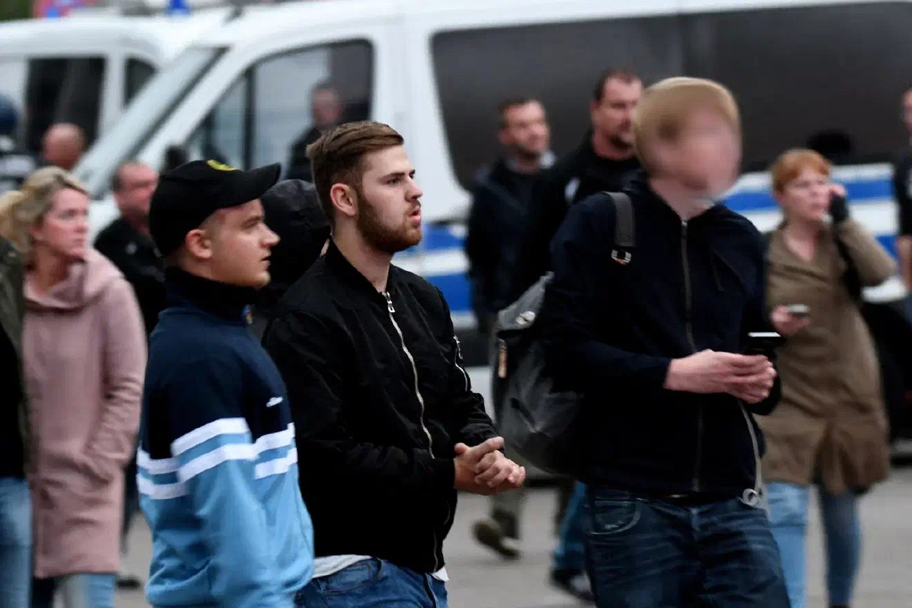 Damit einher ging die Animation anderer Aufmarschsteilnehmer*innen sich am Angriff auf die Polizeiabsperrung zu beteiligen.