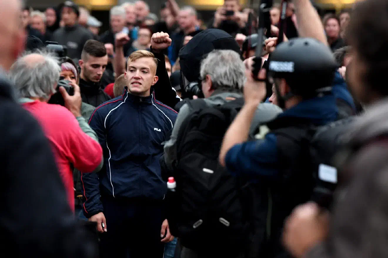 Der Versuch schlug jedoch fehl. Nachdem eine Reiterstaffel der Polizei hinzugezogen wurde, begannen sich die Neonazis in die hinteren Reihen zurückzuziehen. 