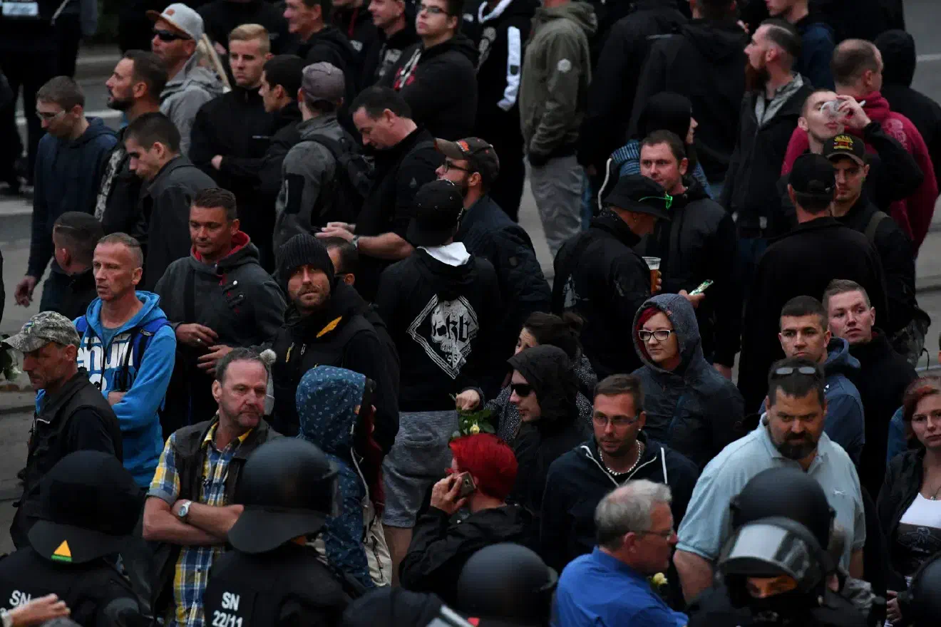 Ein Teil der angereisten Neonazis zog sich in die Seitenstraßen zurück und formierte sich in Kleinstgruppen mit dem Ziel Angriffe auf Gegendemonstrat*innen und Medienvertreter*innen durchzuführen.
