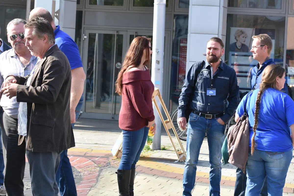 Im Vorfeld wurde auf diversen Facebookseiten die Demonstration beworben zu der letztlich nur etwas mehr als 50 Personen die Reise in die Jadestadt antraten. 
