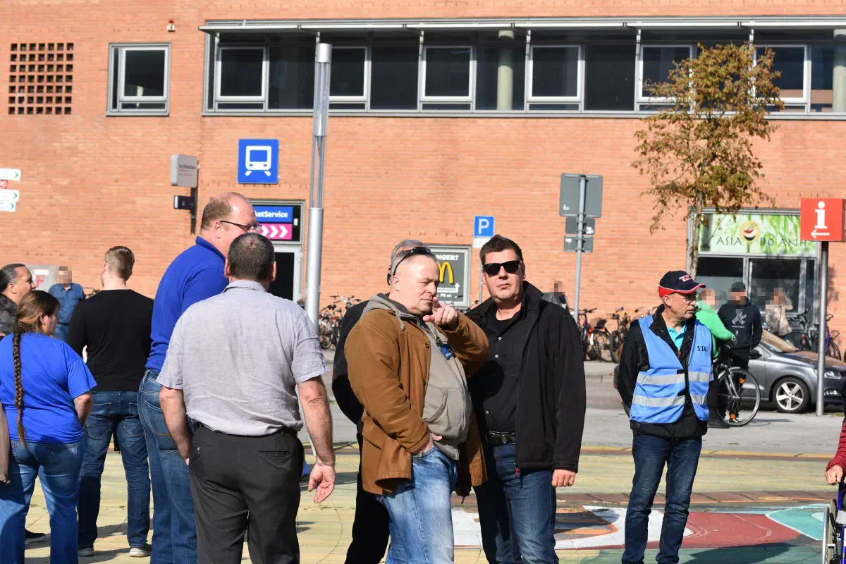 Vor Beginn der Demonstration hat sich der Stader Lars Seemann (Bildmitte) bei der Polizei als zuständiger Ansprechperson für Sicherheitsfragen vorgestellt.