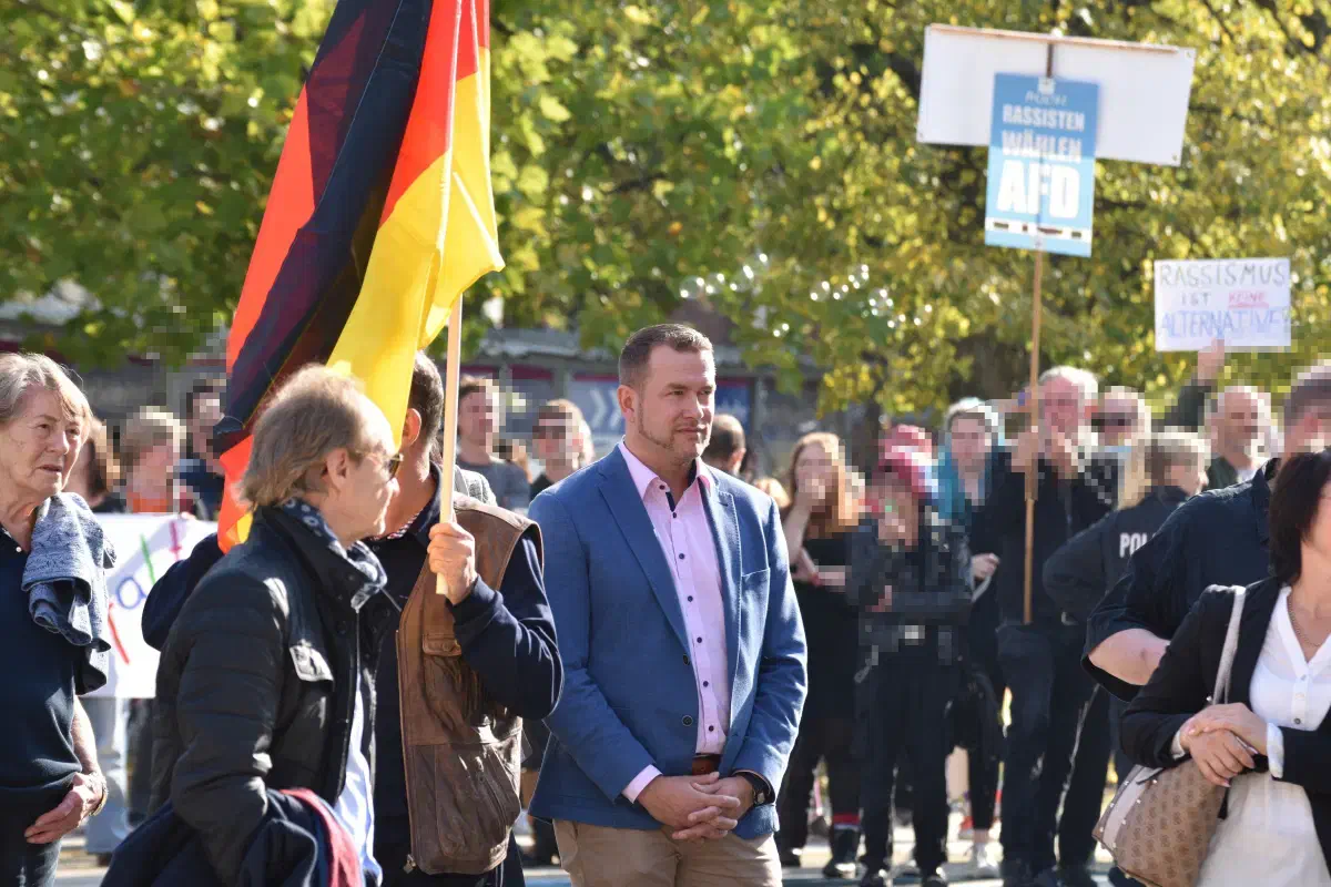 Der in Oldenburg wohnende Andreas Paul, der 2017 zur Bundestagswahl angetreten ist und inzwischen Schriftführer der Landes-AfD ist, hat auch den Weg in die Jadestadt gefunden.
