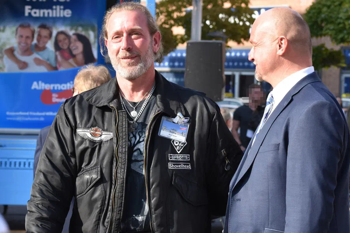Ebenfalls aus Wilhelmshaven ist Mirko Danner, der mit seinem Parteiausweis eine verbotene Odal-Rune verdecken musste.
